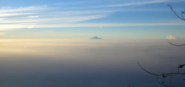 Puncak Gunung Slamet dilihat dari Puncak Gunung Ciremai