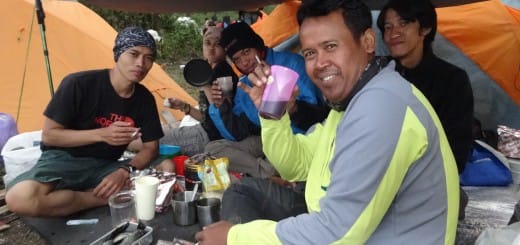 Menikmati Kopi Hitam Kebersamaan di Segara Anak Rinjani