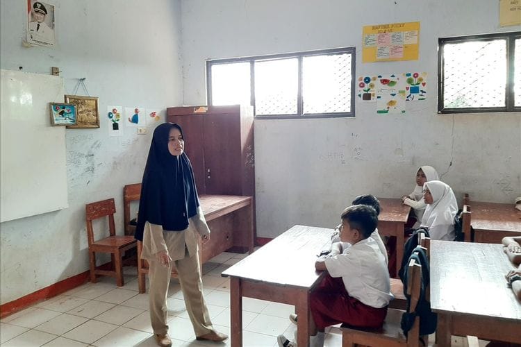 Guru Honorer Tinggal di Toilet Sekolah Selama 15 Tahun