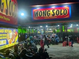Puspo memilih resign dari PNS dan mendirikan Ayam Bakar Wong Solo