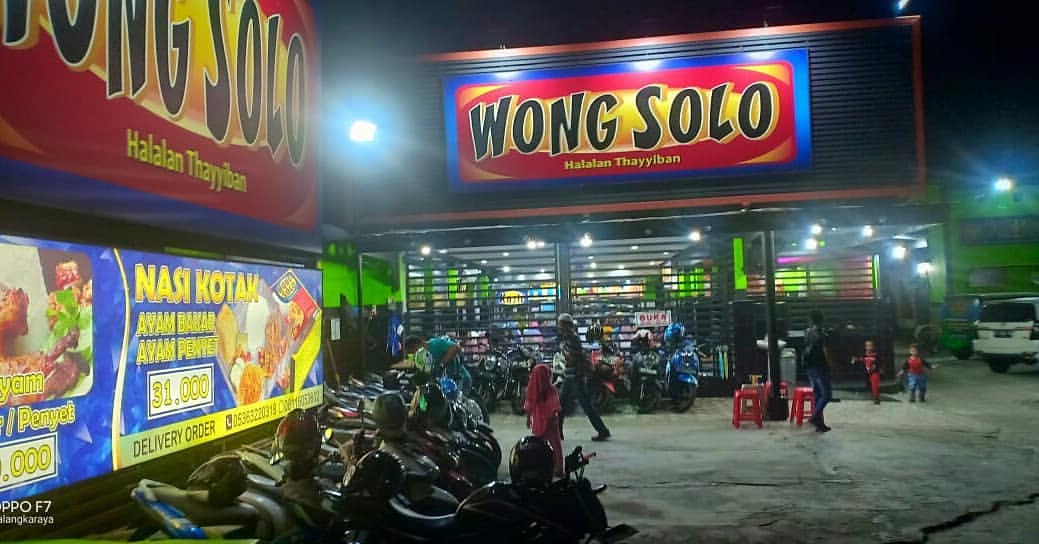 Puspo memilih resign dari PNS dan mendirikan Ayam Bakar Wong Solo